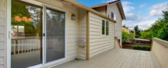 Białe drzwi przesuwne na tarasie