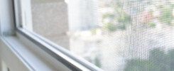 Moskitiera na oknie w domu