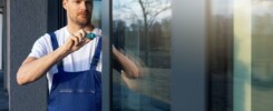 Mężczyzna montuje okno na zewnątrz